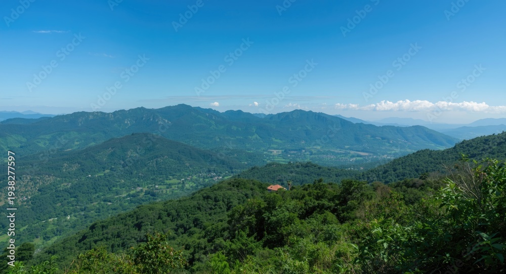 Naklejka premium Clear sky over majestic green mountain range featuring dense vegetation and peaceful scenery