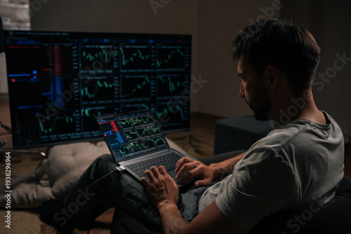 Quadro su tela Successful trader engrossed in financial analysis and day trading, using laptop