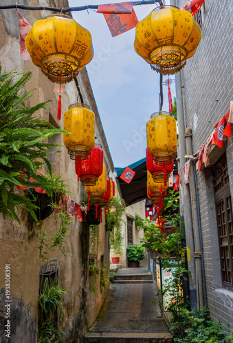 China Lampe Papier Gelb/Gold : steht für Reichtum, Wohlstand und eine „goldene“ Zukunft.  Die schwarzen Schriftzeichen sind meist Segens- und Wunschformeln Glück, Gesundheit, Sicherheit, la