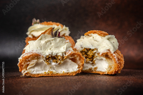 Canvas-taulu Cream filled choux pastry dessert closeup