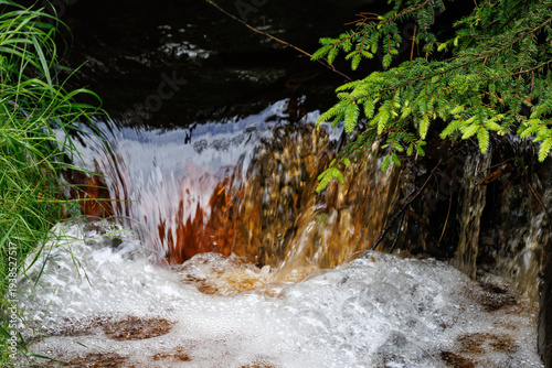 Schaumbildung nach Regen in Hochmoorbach im Fichtelgebirge, Weißmain