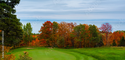 Golfplatz bei Baie-Saint-Paul am Nordufer des Lorenz Stroms an der Mündung des  Gouffre River in MRC Charlevoix in der kanadischen Provinz Québec im Herbst bei herbstlich gefärbten Laubbäumen