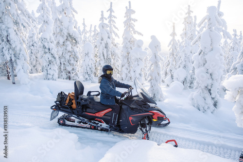 Foto Exploring the winter wonderland of akaslompolo, lapland with snowmobiles