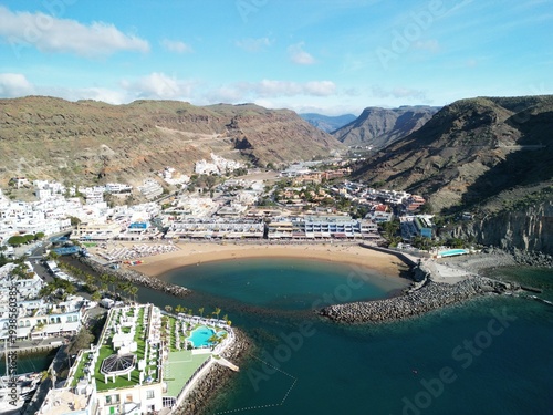 Puerto De Mogan - Gran Canaria - Wyspy Kanaryjskie - Hiszpania - nadmorska miejscowość zwana Wenecją Wysp Kanaryjskich. Zdjęcie z drona, klify, ocean, fale, piękne uliczki i kanały