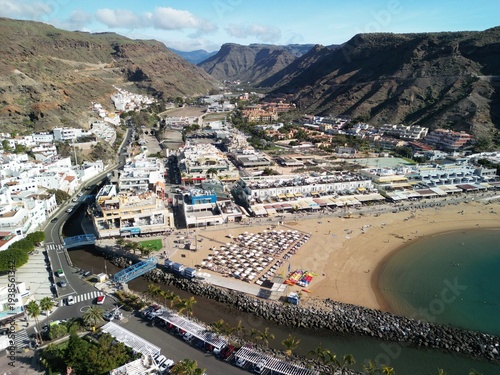 Puerto De Mogan - Gran Canaria - Wyspy Kanaryjskie - Hiszpania - nadmorska miejscowość zwana Wenecją Wysp Kanaryjskich. Zdjęcie z drona, klify, ocean, fale, piękne uliczki i kanały