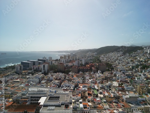 Las Palmas - Gran Canaria - Wyspy Kanaryjskie - Hiszpania - piękna szeroka plaża, ocean, miasto, stolica wyspy zdjęcie wykonane dronem #1938563923