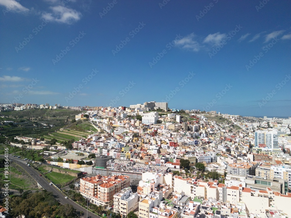 Fototapeta premium Las Palmas - Gran Canaria - Wyspy Kanaryjskie - Hiszpania - piękna szeroka plaża, ocean, miasto, stolica wyspy zdjęcie wykonane dronem