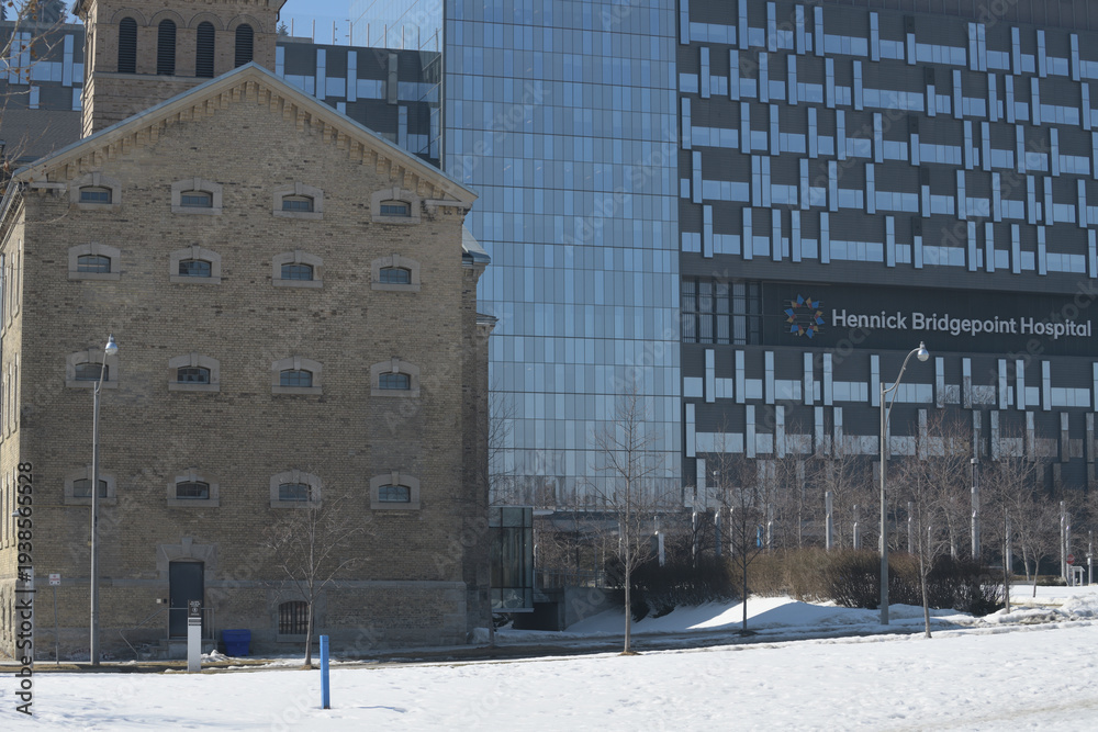 Obraz premium The Old Don Jail (left) and Hennick Bridgepoint Hospital, east facing side, viewed from Broadview Av, Toronto