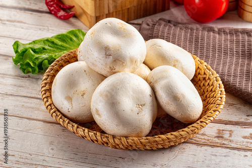 Cuadro en lienzo Raw white champignon mush heap