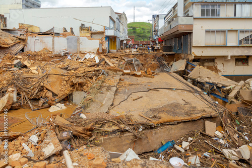 Desabamento de prédios comerciais e residencias na Avenida Cristiano Roças, na cidade de Ubá, estado de Minas Gerais, Brasil, pela queda de ponte, causada por fortes chuvas e enchente do Rio Ubá