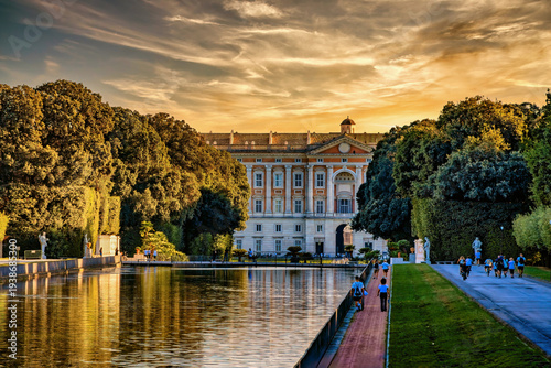 Fotografía Royal Palace of Caserta gardens and reflecting pool, Italy