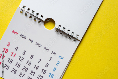黄色の背景に卓上カレンダー