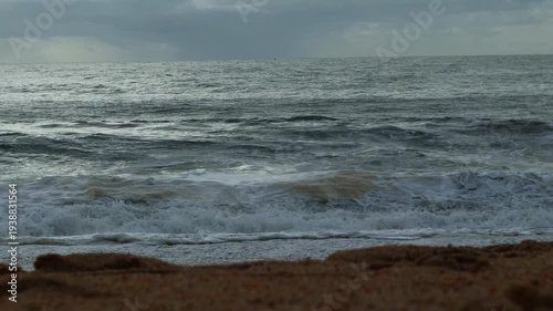 A huge wave crashes onto the beach.거대한 파도가 바닷가로 밀려옵니다.