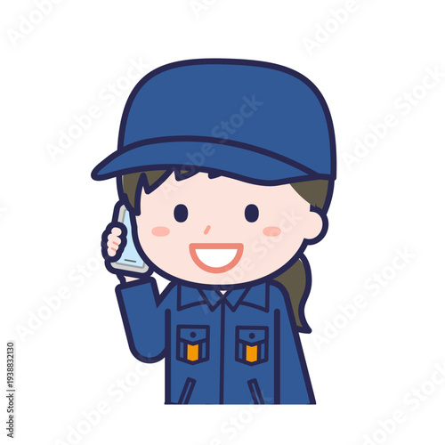 スマートフォンを使う「消防団員」の女性