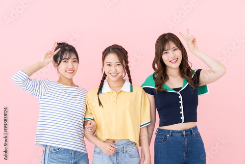 陽気な若い女性