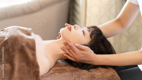 フェイシャルエステを受ける女性・美容イメージ, Woman receiving a facial treatment, beauty concept