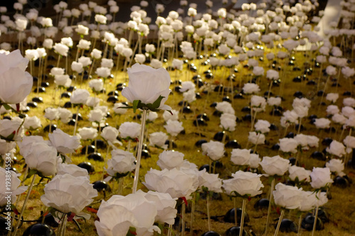 羅列模様の茂みに咲く人工的な怪しげな白い花