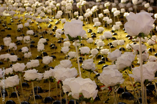 羅列模様の茂みに咲く人工的な怪しげな白い花