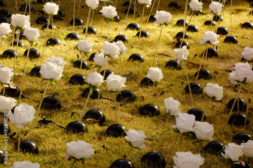 羅列模様の茂みに咲く人工的な怪しげな白い花