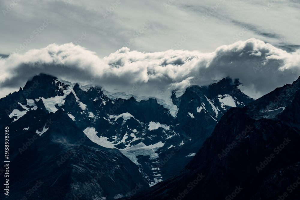 Obraz premium Mountains in Patagonia with clouds covering peaks during early morning hours