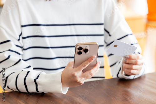 女性　クレジットカード　ネット通販