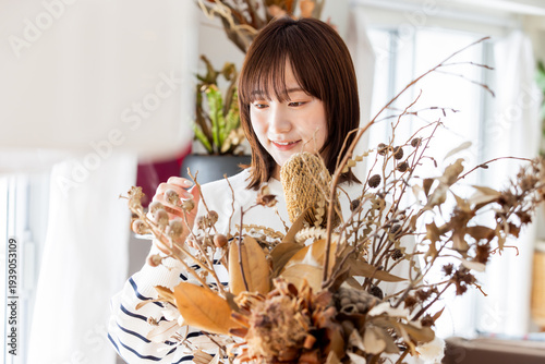 花に囲まれて暮らす女性