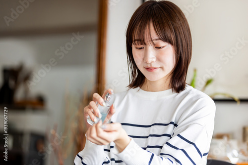手首に香水を吹きかける女性