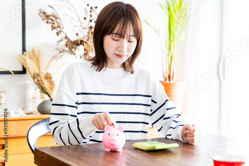 貯金をする女性