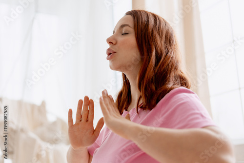 Canvas-taulu Pregnant woman practicing breathing exercises for labor preparation and mindfuln