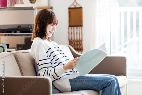 リビングで読書をする女性