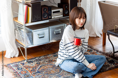 リビングでくつろぐ若い女性