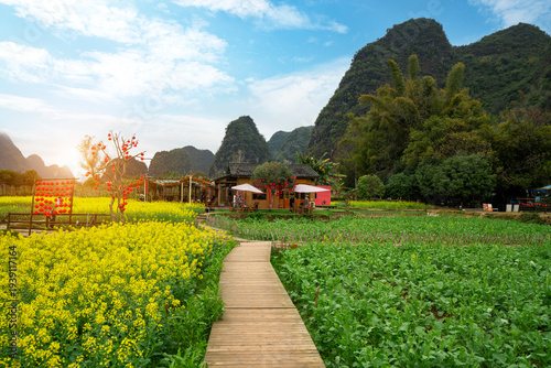 Fotografie There are karst landforms, mountains, and pastoral scenery in Yangshuo, Guilin,
