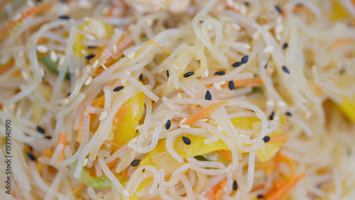 Foto Vermicelli salad preparation