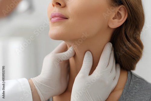 Diagnosing thyroid issues through examination