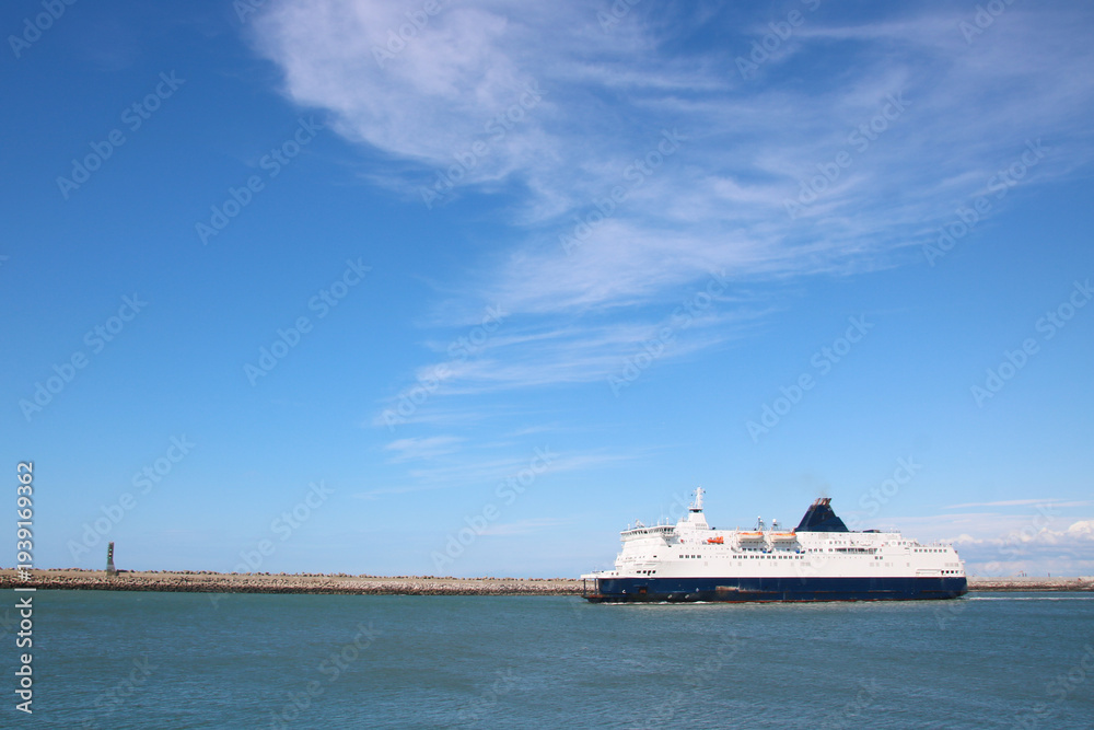 Obraz premium ferry sur la Manche entre la France et l'Angleterre à calais, transport, bateau, passagers