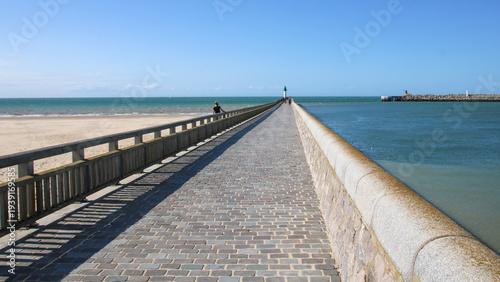Située sur la Côte d'Opale, Calais dans le Pas-de-de-Calais, dans les Hauts de France, est une ville portuaire pleine de charme, idéale pour une escapade touristique. Digue,  jetée du port