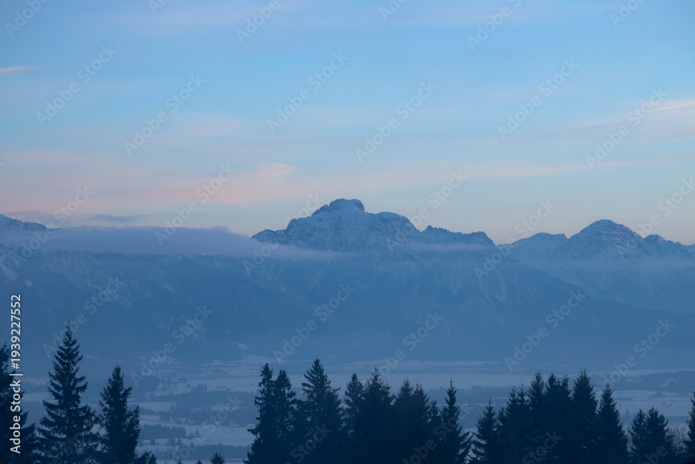 Obraz premium Gipfel der Allgäuer Alpen an einem Winterabend