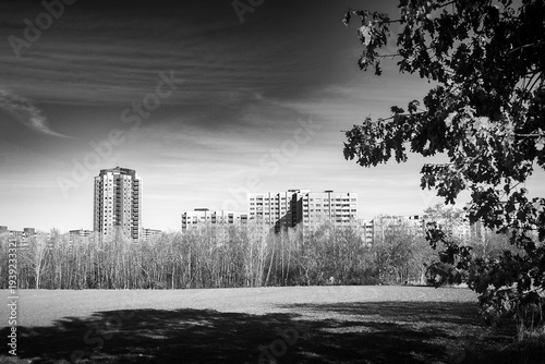 Häuser am Stadtrand. Schwarzweiß bearbeitung.