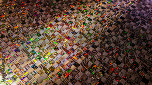 Fotografie Silicon semiconductor wafer with integrated circuit die mosaic pattern