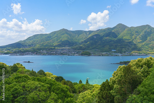 熊本県天草 青い海と山々が広がる海岸の景観