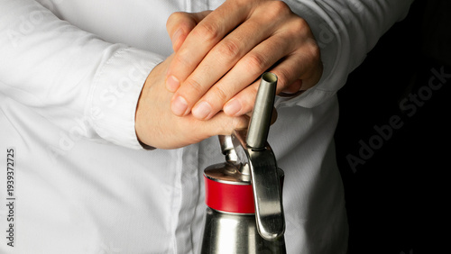 Foto Caucasian male hands pressing whipped cream dispenser evoke culinary magic, cele