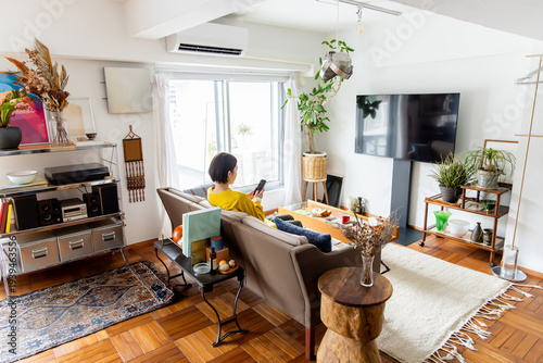 リビングの女性