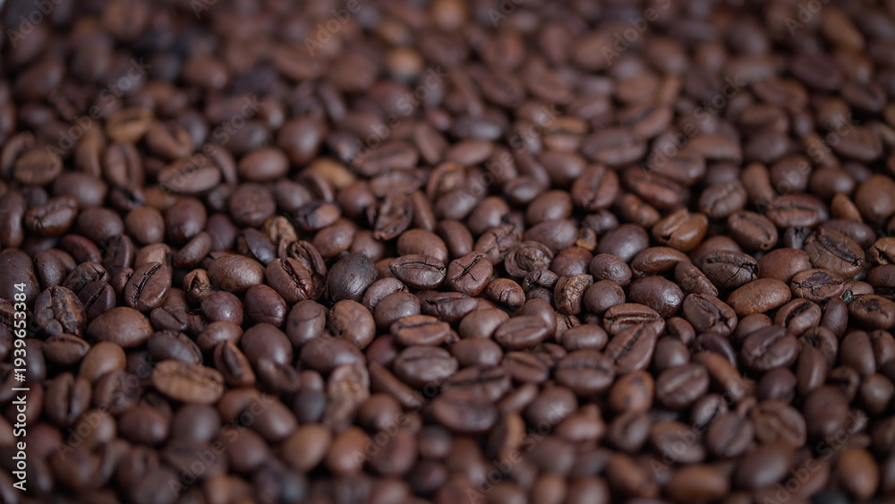 Fototapeta premium Rich roasted beans detailed image, Close shot of dark roasted coffee beans, Highresolution image showcasing roasted coffee beans with subtle oil sheen and soft background