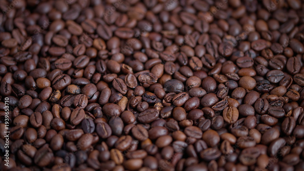 Fototapeta premium Coffee beans closeup, Warm roasted beans detailed shot, Closeup of glossy roasted coffee beans with soft lighting, Detailed view of warm brown roasted coffee beans with oily sheen