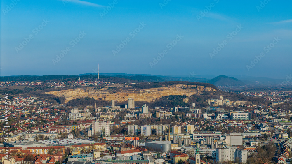 Fototapeta premium Blick über eine Stadt mit Bergen und klaren Himmel an einem sonnigen Tag