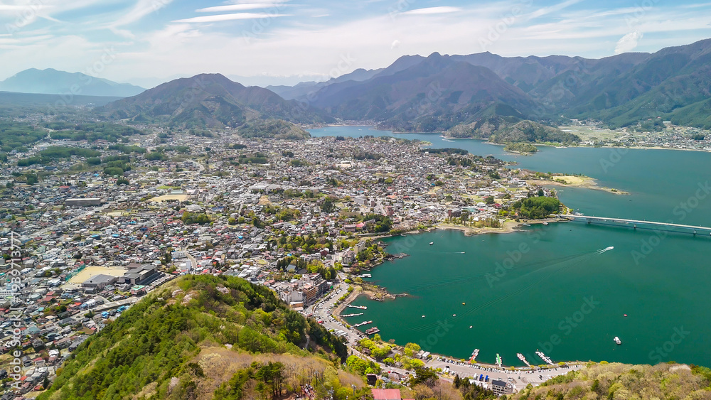 Obraz premium Stunning aerial view of Lake Kawaguchiko with Mount Fuji in the background