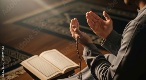 Seorang pria berdoa dengan rosario dan kitab suci di lingkungan dalam ruangan yang tenang.