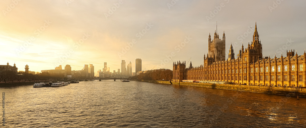Obraz premium London skyline panorama with Palace of Westminster and River Thames at sunrise, reflecting golden light
