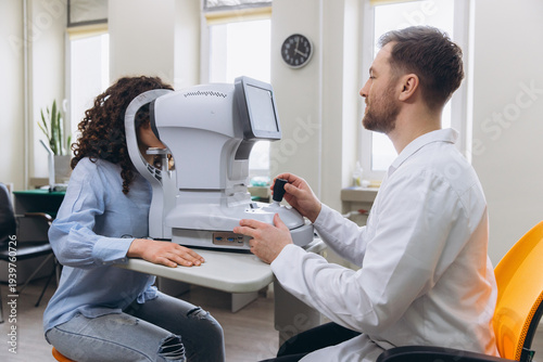 Canvastavla Optometrist performing an eye exam on a patient using an ophthalmic autorefracto