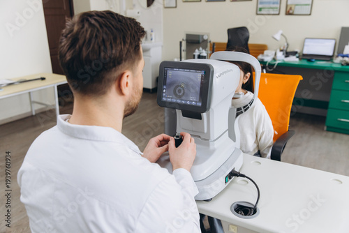 Quadro em tela Optometrist checking eyesight accuracy and health of a patient, ensuring clear v